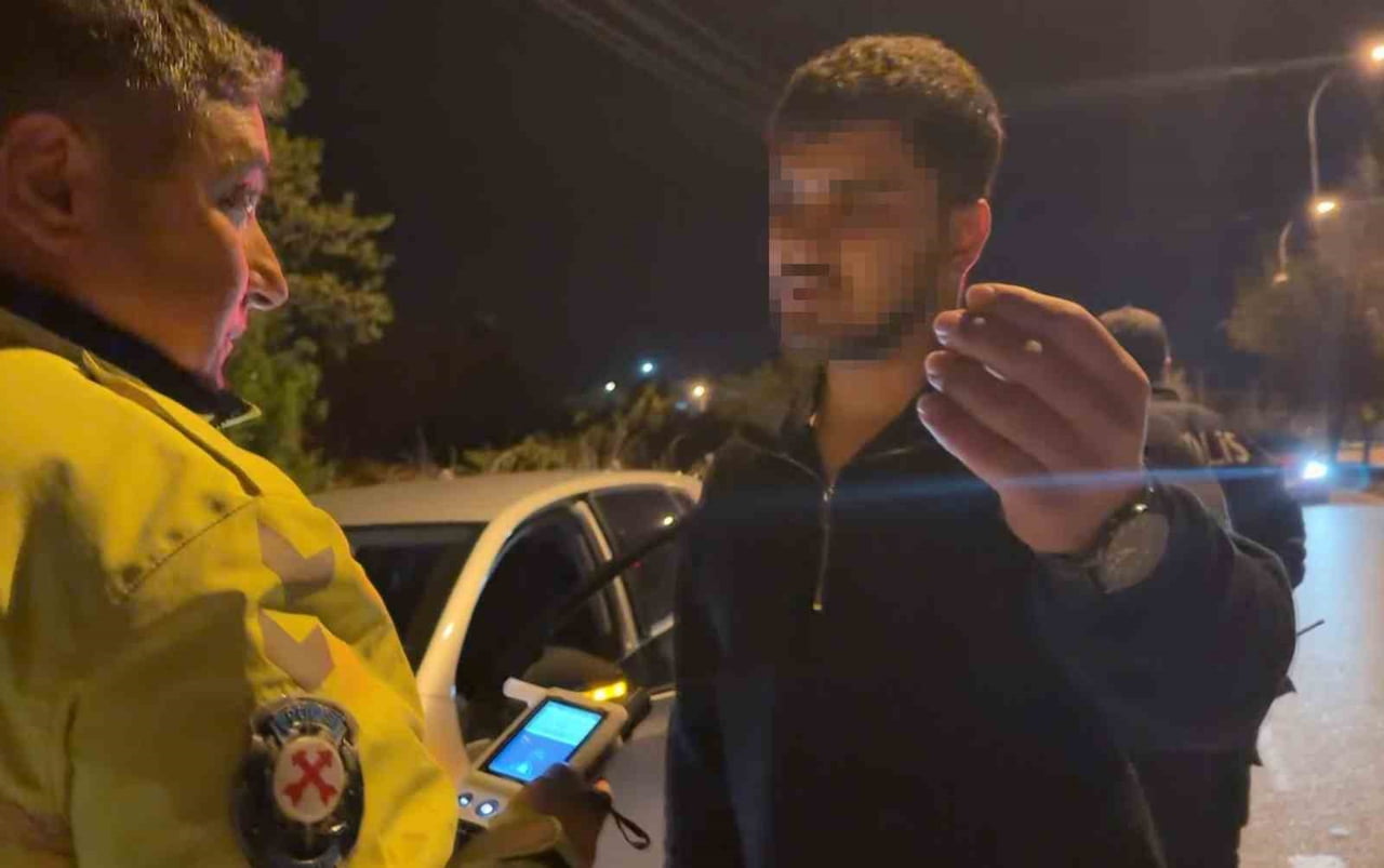 AKSARAY’DA ALKOLLÜ HALDE BİNDİĞİ OTOMOBİLDE POLİSE YAKALANAN GENCİN EHLİYETİNE 6 AY EL KONULURKEN...