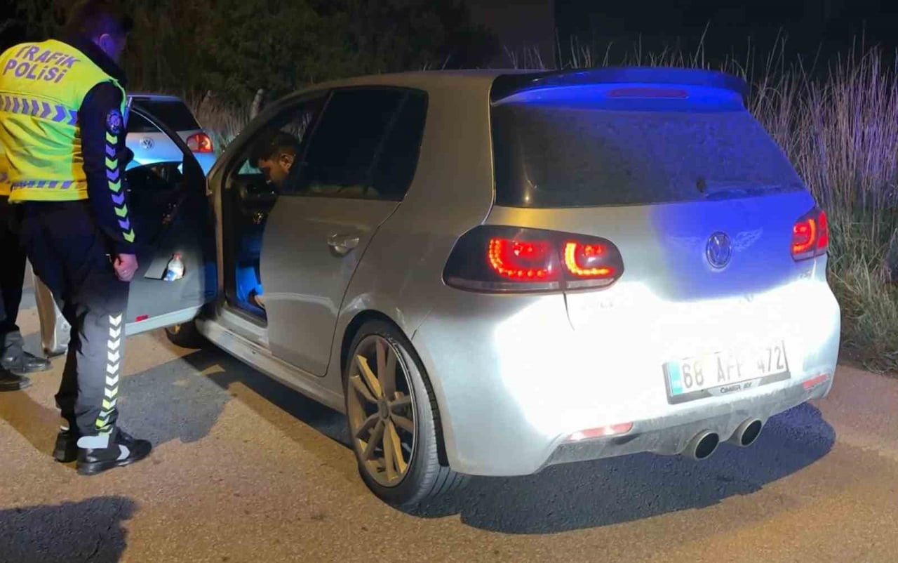 AKSARAY’DA ALKOLLÜ HALDE BİNDİĞİ OTOMOBİLDE POLİSE YAKALANAN GENCİN EHLİYETİNE 6 AY EL KONULURKEN...