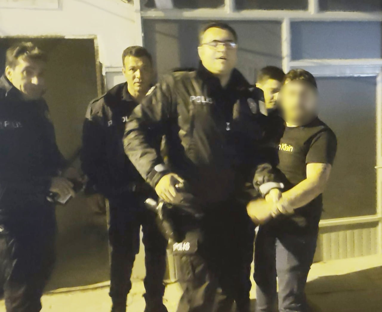 AKSARAY’DA AYRILDIĞI KIZ ARKADAŞININ EVİNİ BASAN ADAM DAİRENİN KAPISINI KIRMAYA KALKINCA KORKAN...