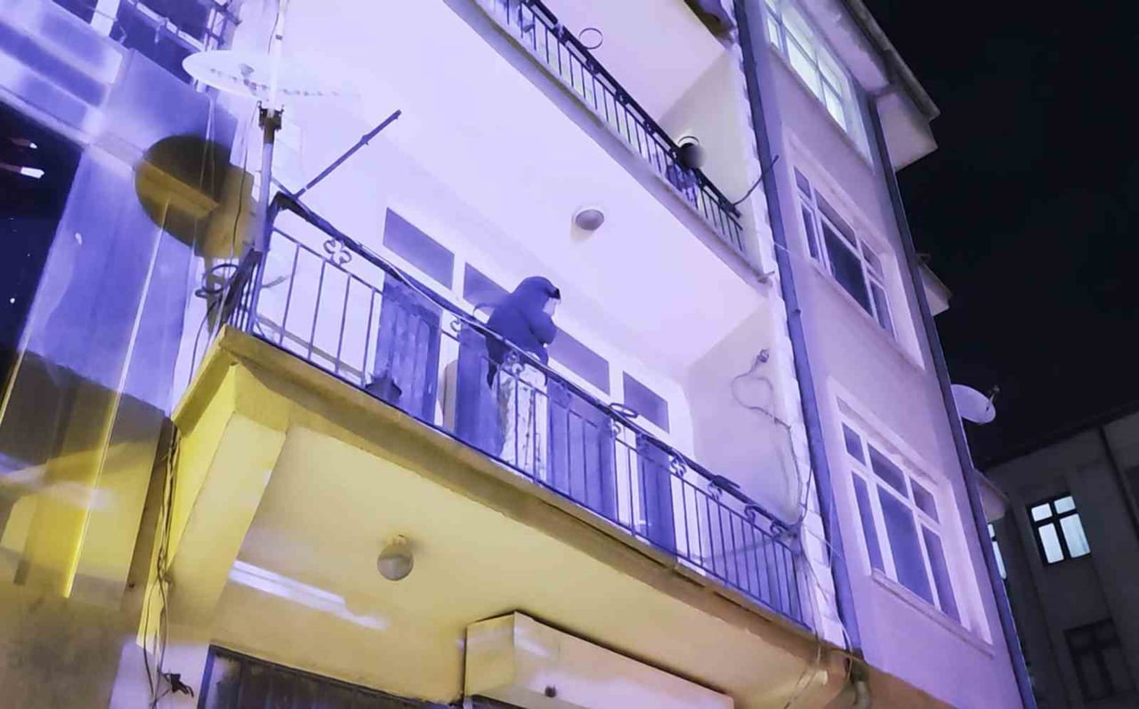 AKSARAY’DA AYRILDIĞI KIZ ARKADAŞININ EVİNİ BASAN ADAM DAİRENİN KAPISINI KIRMAYA KALKINCA KORKAN...