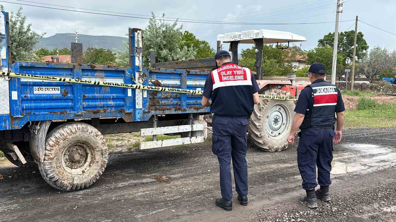 AKSARAY’DA HAYVAN GÜBRESİ DOLU RÖMORKU BOŞALTMAK İÇİN KALDIRDIĞINDA KAPAĞIN AÇILMAMASI ÜZERİNE...
