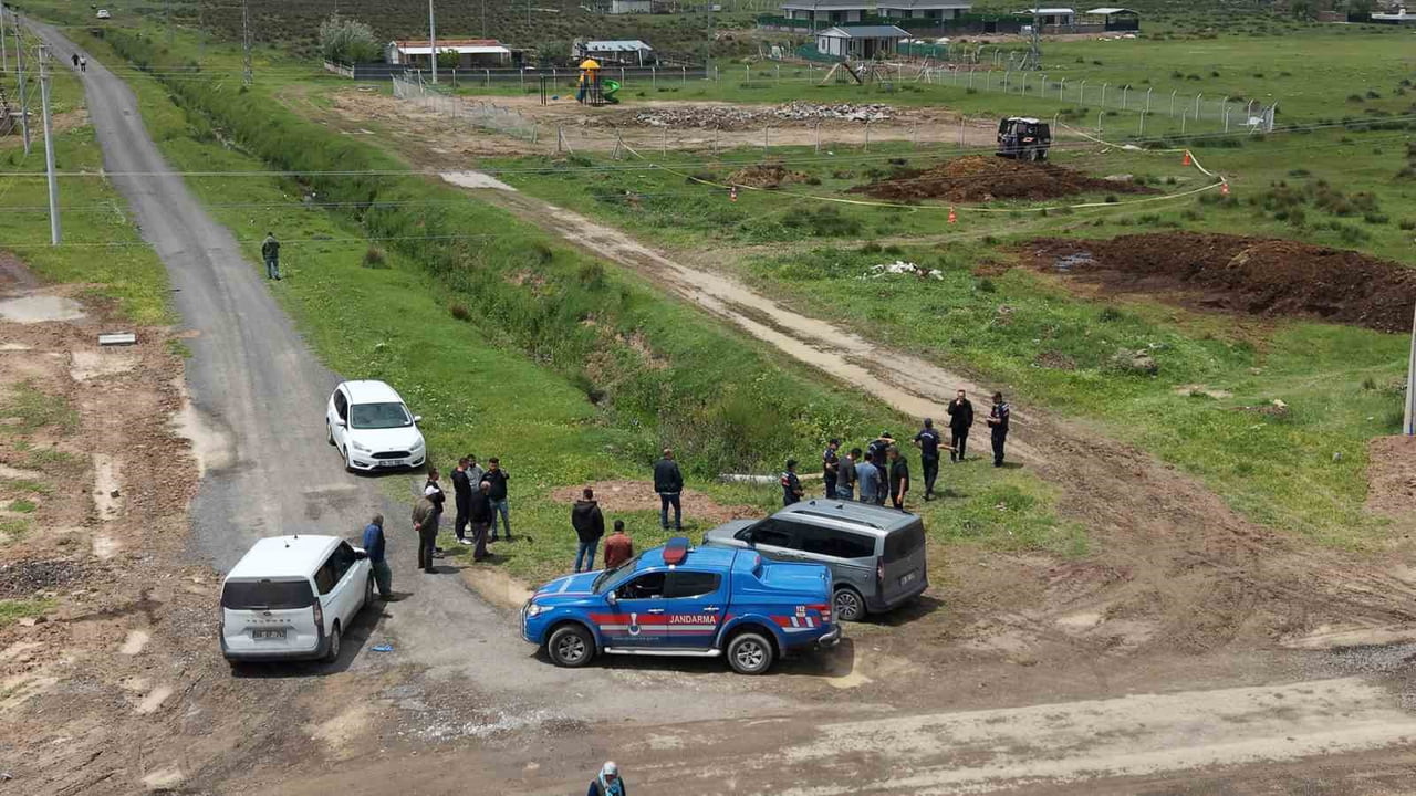 AKSARAY’DA HAYVAN GÜBRESİ DOLU RÖMORKU BOŞALTMAK İÇİN KALDIRDIĞINDA KAPAĞIN AÇILMAMASI ÜZERİNE...