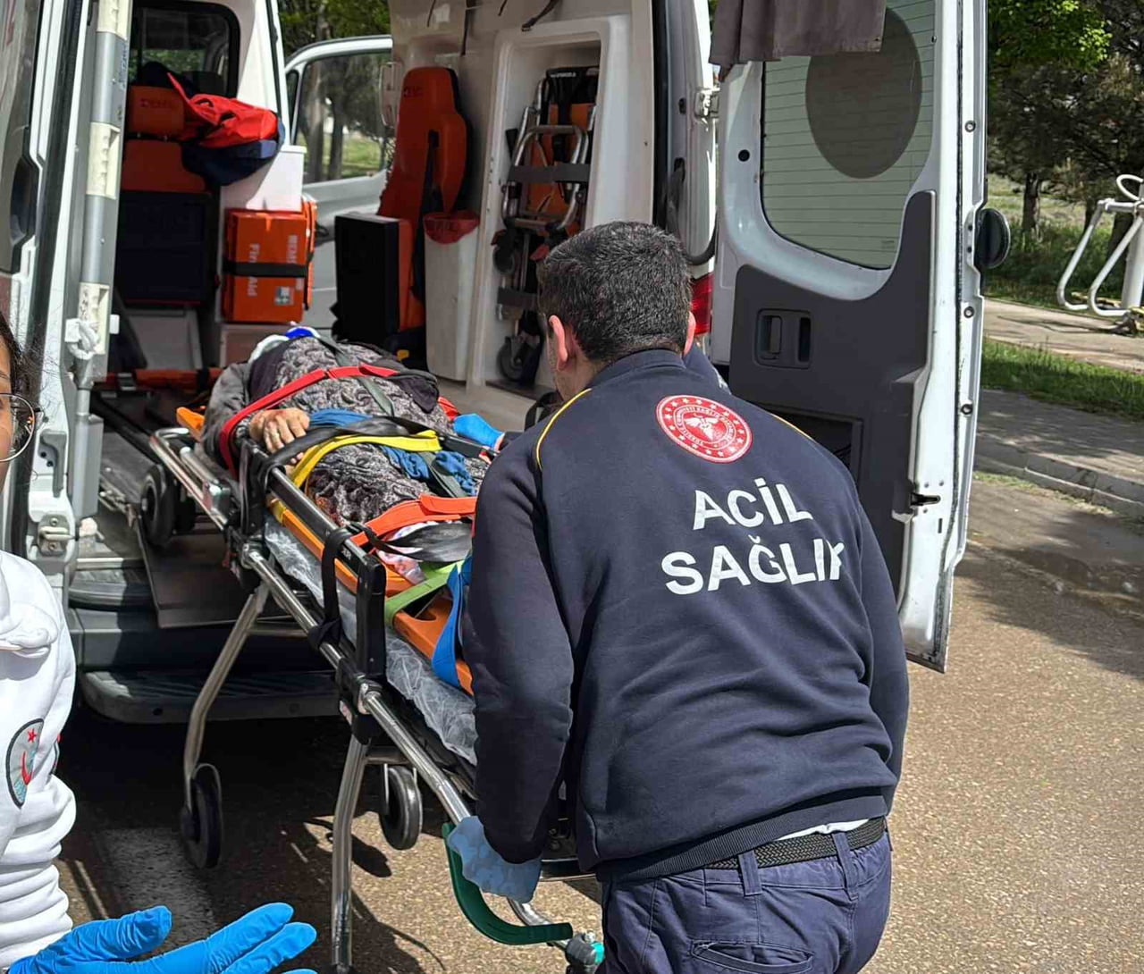 AKSARAY’DA KARŞIDAN KARŞIYA GEÇMEK İSTERKEN OTOMOBİLİN ÇARPTIĞI YAŞLI KADIN AĞIR...