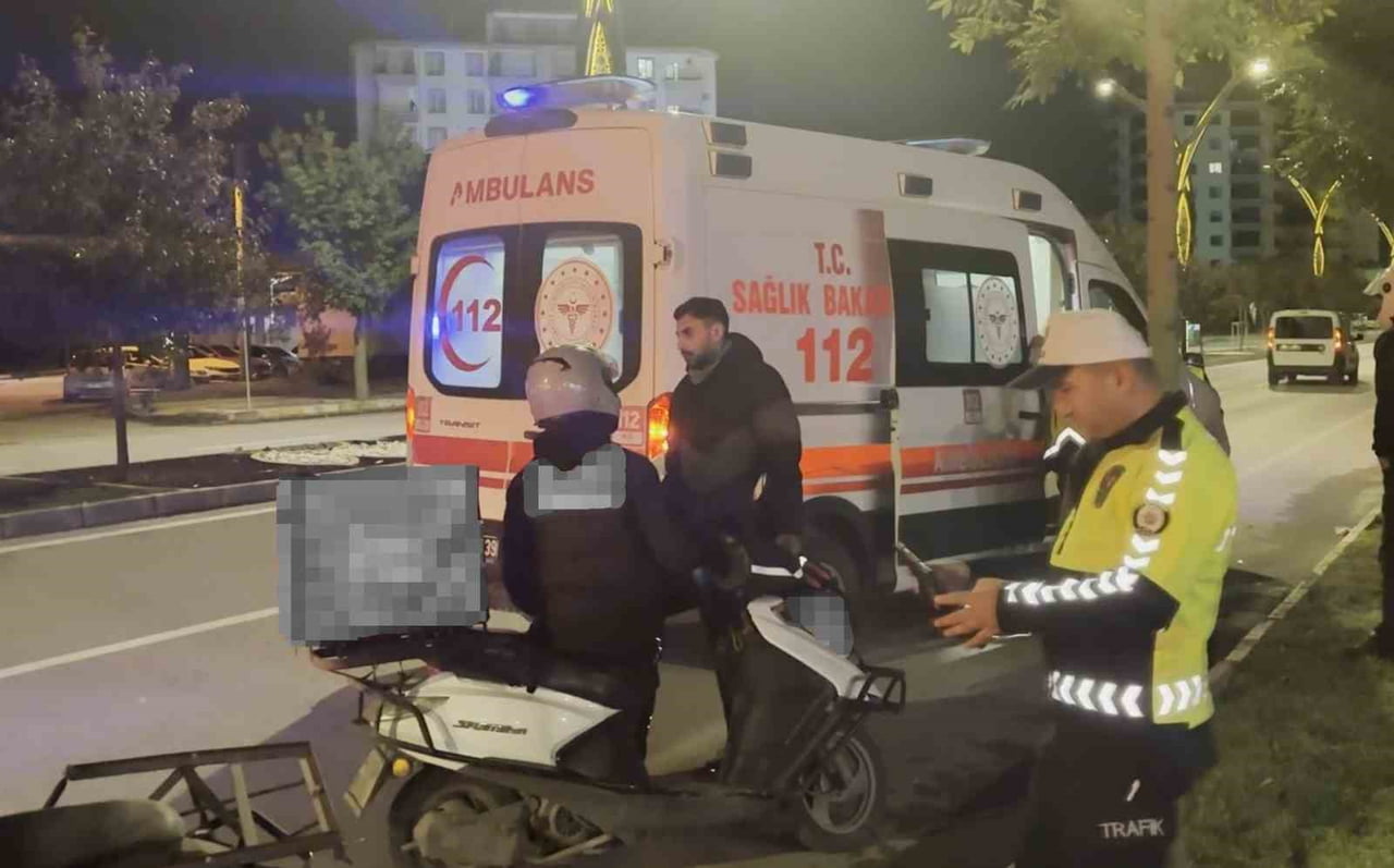 AKSARAY’DA ÖNÜNDE SEYREDEN MOTOSİKLETE ÇARPAN OTOMOBİL SÜRÜCÜ HIZLA OLAY YERİNDEN KAÇARKEN...