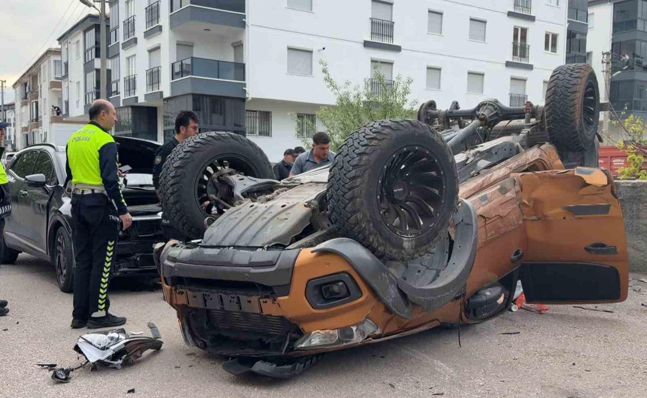 AKSARAY’DA PİKAP İLE SUV TİPİ ARACIN ÇARPIŞMASI SONUCU MEYDANA GELEN TRAFİK KAZASINDA 1 KİŞİ...