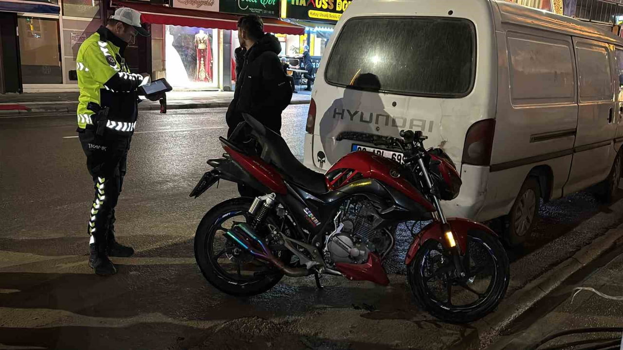 AKSARAY’DA PLAKASINI SÖKÜP TRAFİĞE ÇIKTIĞI ABART EGZOZLU MOTOSİKLETİ İLE BEKÇİLERİN YANINDAN...