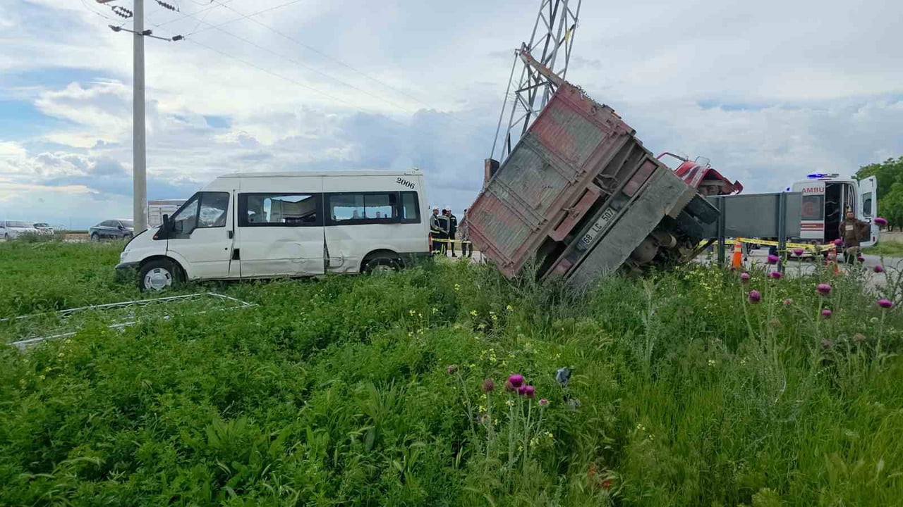 AKSARAY’DA TARIM İŞÇİLERİNİ TAŞIYAN MİNİBÜS İLE KAMYONETİN KAVŞAKTA ÇARPIŞMASI SONUCU MEYDANA...