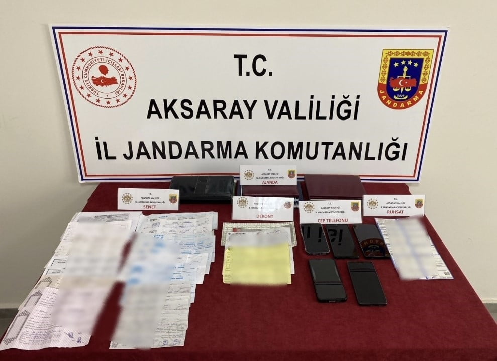 AKSARAY’DA TEFECİLERE YÖNELİK OPERASYON DÜZENLEYEN JANDARMA 4 ŞAHSI YAKALAYARAK GÖZALTINA ALDI. EV...