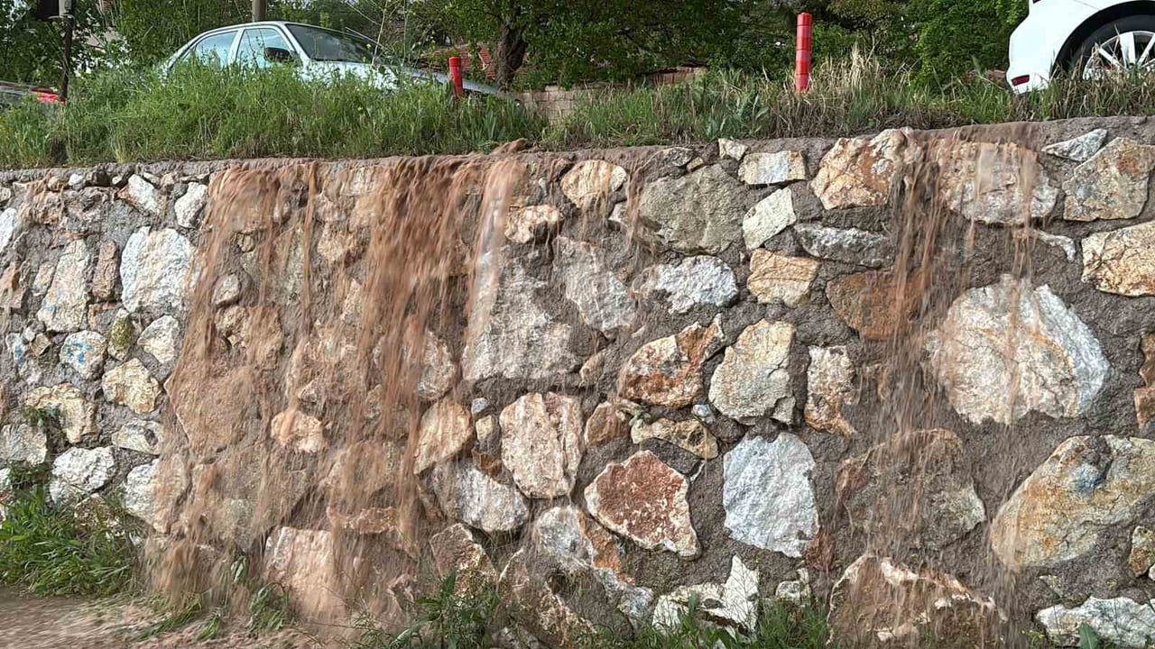AKSARAY’DA YAKLAŞIK 30 DAKİKA ETKİLİ OLAN ŞİDDETLİ YAĞMUR ŞEHRİ SULAR ALTINDA BIRAKTI. YOLLARIN...