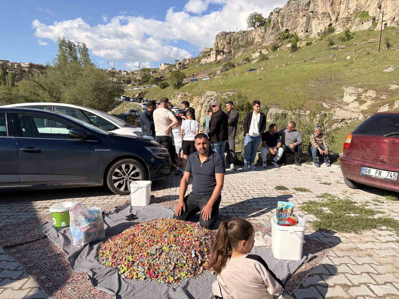 AKSARAY’IN GÜZELYURT İLÇESİNDE YILLARDIR GELENEKSEL OLARAK BAYRAM ARİFESİNDE YAPILAN ŞEKERLİ...