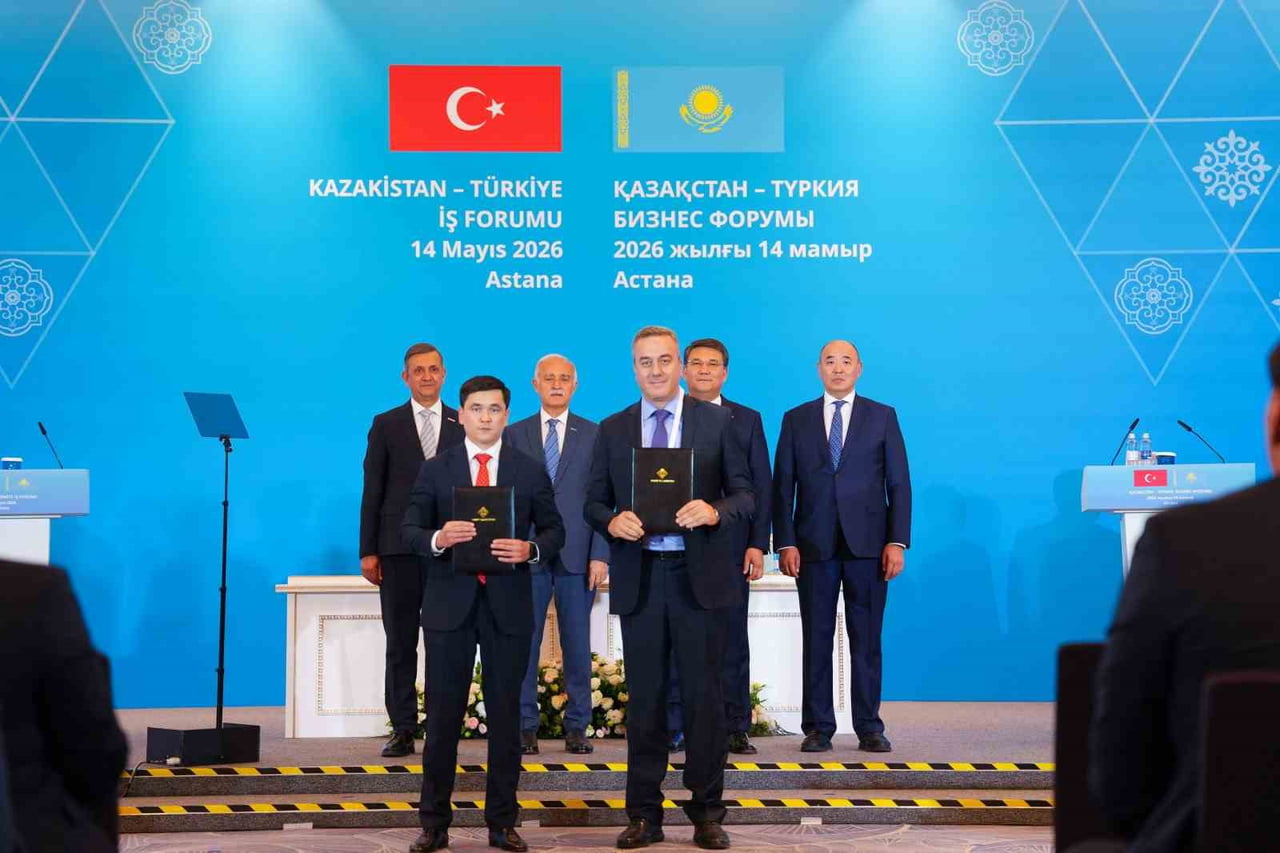 AKTÖBE BÖLGESİ SANAYİ VE YENİLİKÇİ KALKINMA DAİRESİ BAŞKANI DOSZHAN ALİBEKOV (SOLDA) VE COCA-COLA...