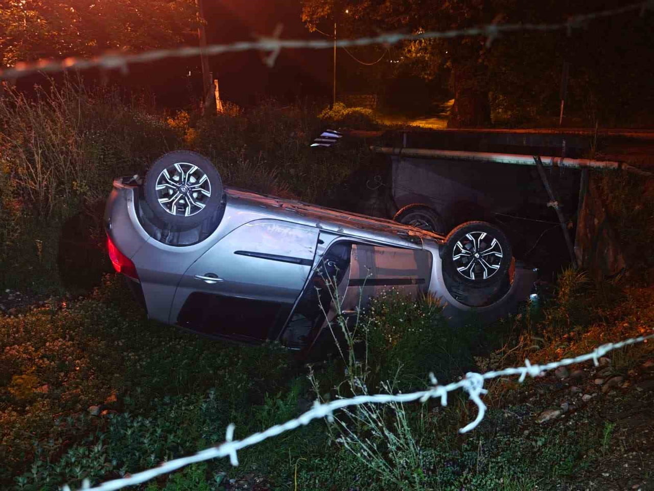 AKYAZI İLÇESİNDE OTOMOBİL KANALA UÇTU