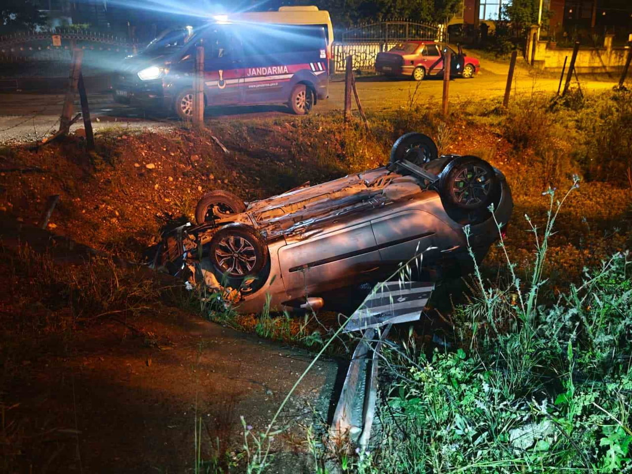 AKYAZI İLÇESİNDE OTOMOBİL KANALA UÇTU