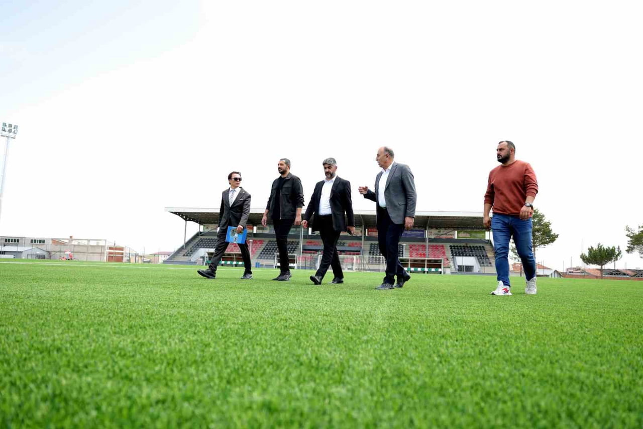 ALACA BELEDİYE BAŞKANI VE PROTOKOL ÜYELERİ YENİLENEN STADYUMDA İNCELEMELERDE BULUNDU