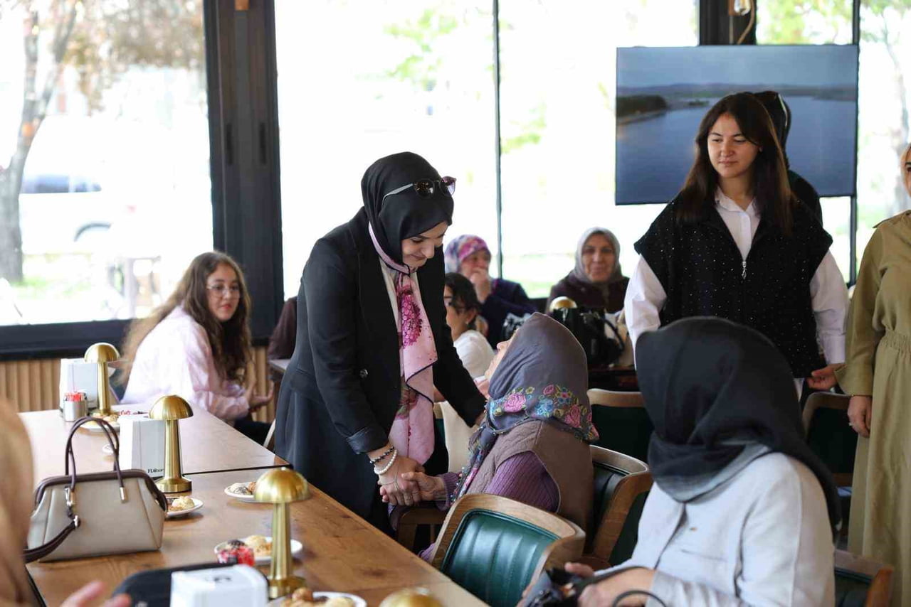 ALACA BELEDİYESİ TARAFINDAN ANNELER GÜNÜ DOLAYISIYLA DÜZENLENEN PROGRAMDA, EĞİTİMCİ-YAZAR ŞÜHEDA...