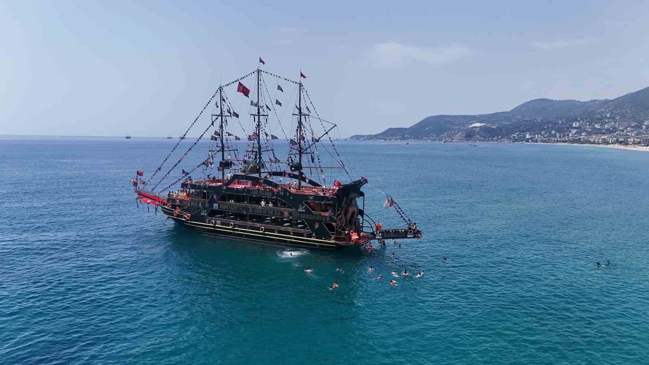 ALANYA'DA, ÖZELLİKLE DÜNYACA ÜNLÜ KLEOPATRA PLAJI YOĞUN İLGİ GÖRDÜ.