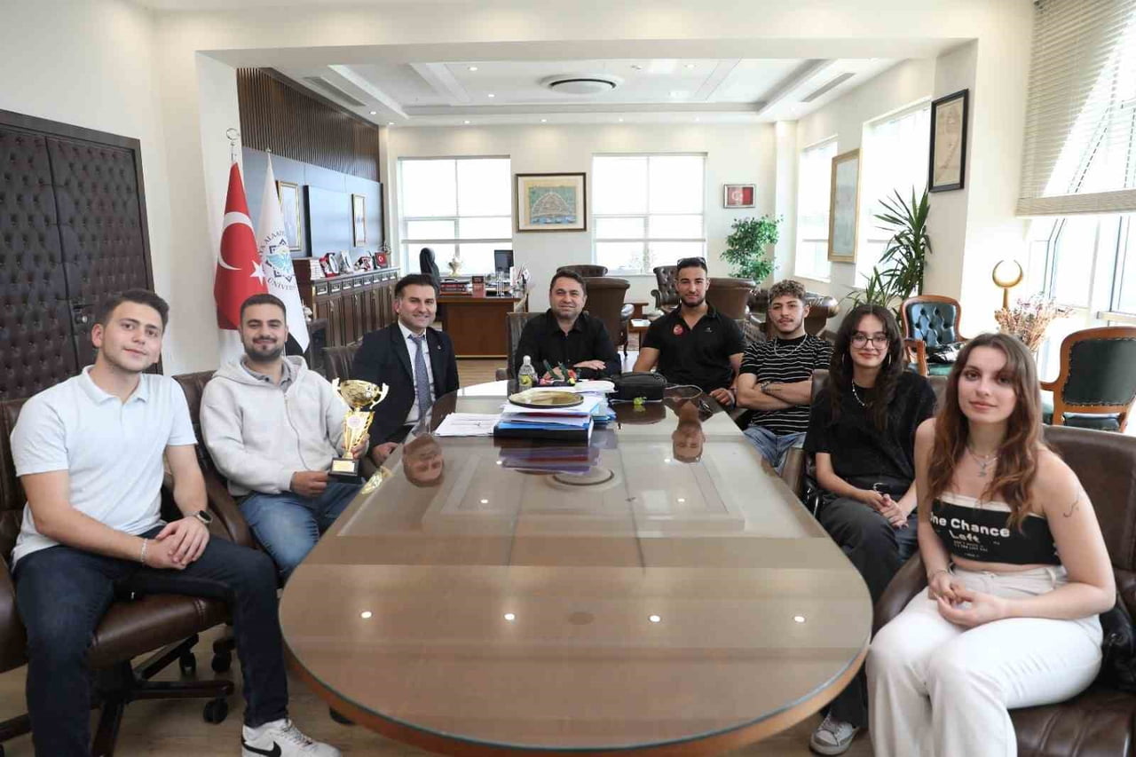 ALANYA ALAADDİN KEYKUBAT ÜNİVERSİTESİ (ALKÜ) TİYATRO TOPLULUĞU, TARAFINDAN SAHNELENEN “NASILSIN?”...
