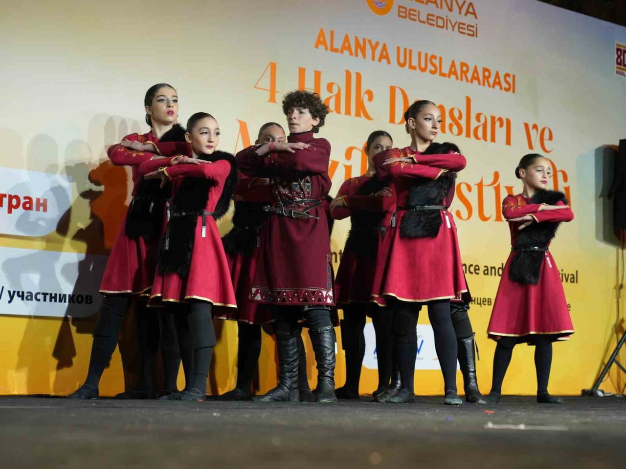 ALANYA BELEDİYESİ ÖNCÜLÜĞÜNDE ALTAV VE YESAK İŞ BİRLİĞİYLE DÜZENLENEN ALANYA ULUSLARARASI 4. HALK...