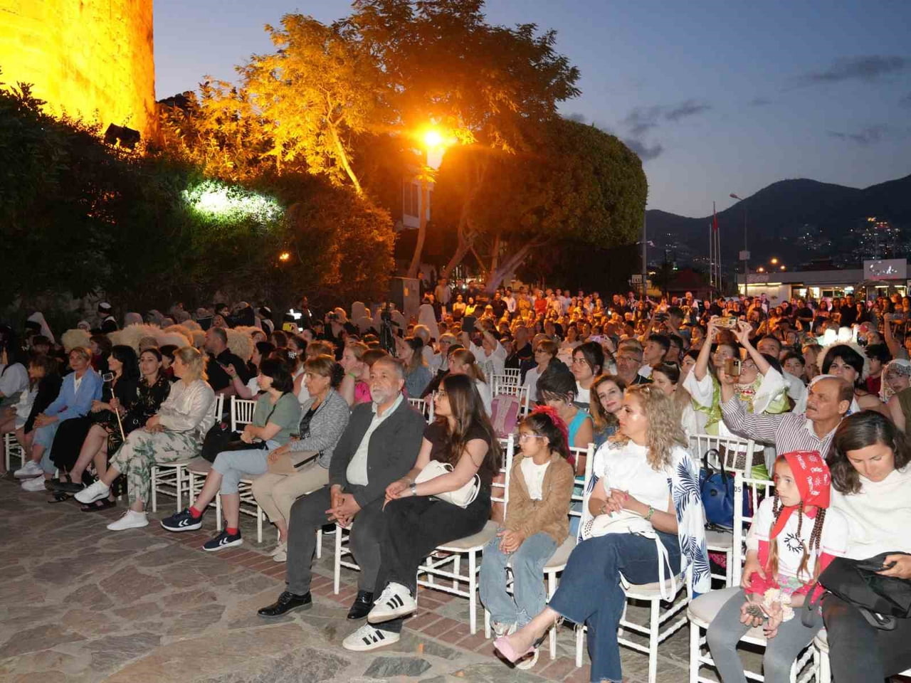 ALANYA BELEDİYESİ ÖNCÜLÜĞÜNDE ALTAV VE YESAK İŞ BİRLİĞİYLE DÜZENLENEN ALANYA ULUSLARARASI 4. HALK...