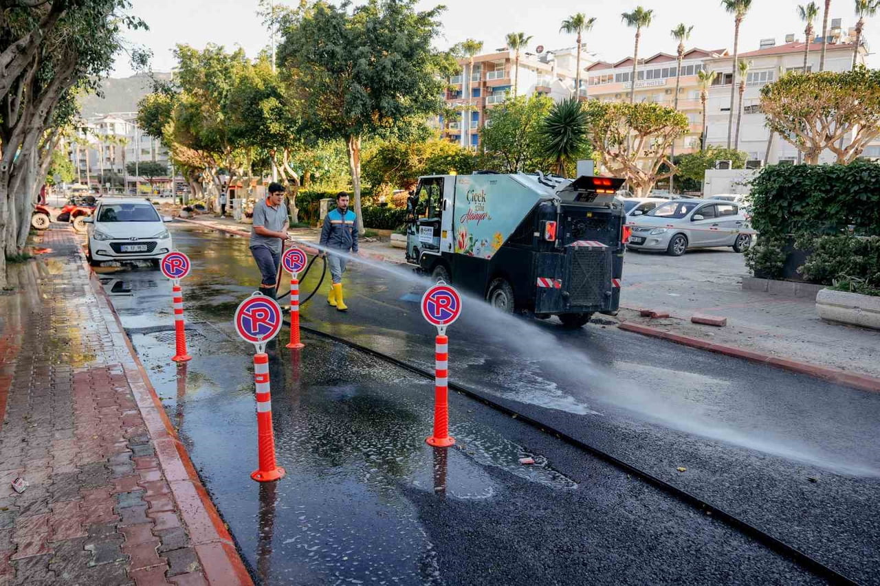 ALANYA BELEDİYESİ TEMİZLİK İŞLERİ MÜDÜRLÜĞÜ EKİPLERİ, YAKLAŞAN KURBAN BAYRAMI ÖNCESİNDE KENT...