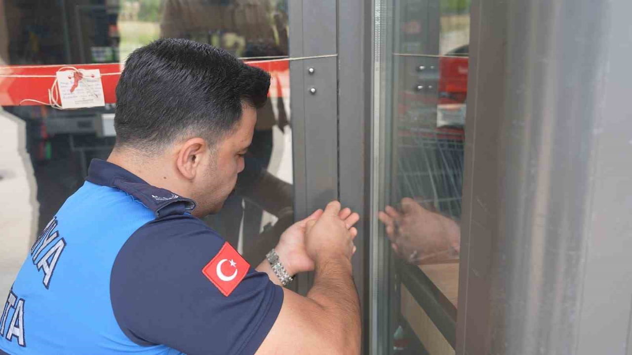 ALANYA BELEDİYESİ ZABITA MÜDÜRLÜĞÜ EKİPLERİNİN DENETİMLERİNDE SON KULLANMA TARİHİ GEÇMİŞ TAVUK...