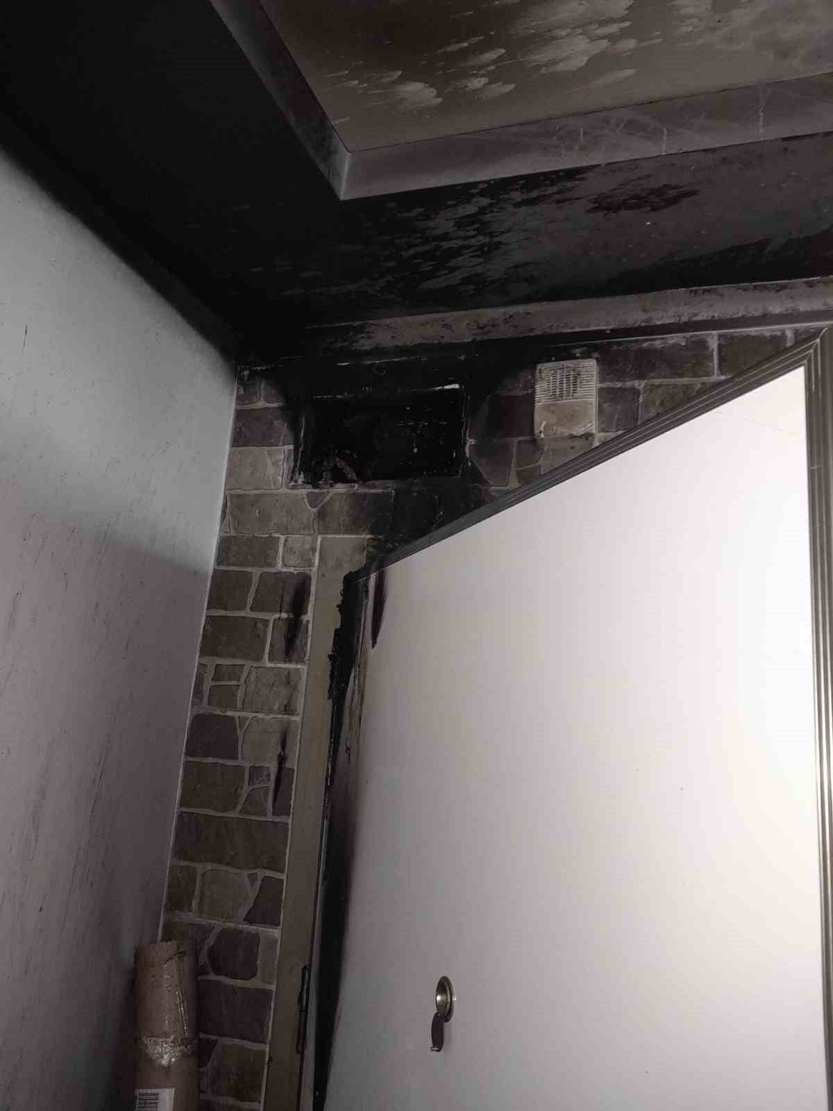 ALANYA İLÇESİNDE BİR APARTMAN DAİRESİNDE ÇIKAN YANGIN, DAİRE SAKİNLERİNİN MÜDAHALESİYLE BÜYÜMEDEN...