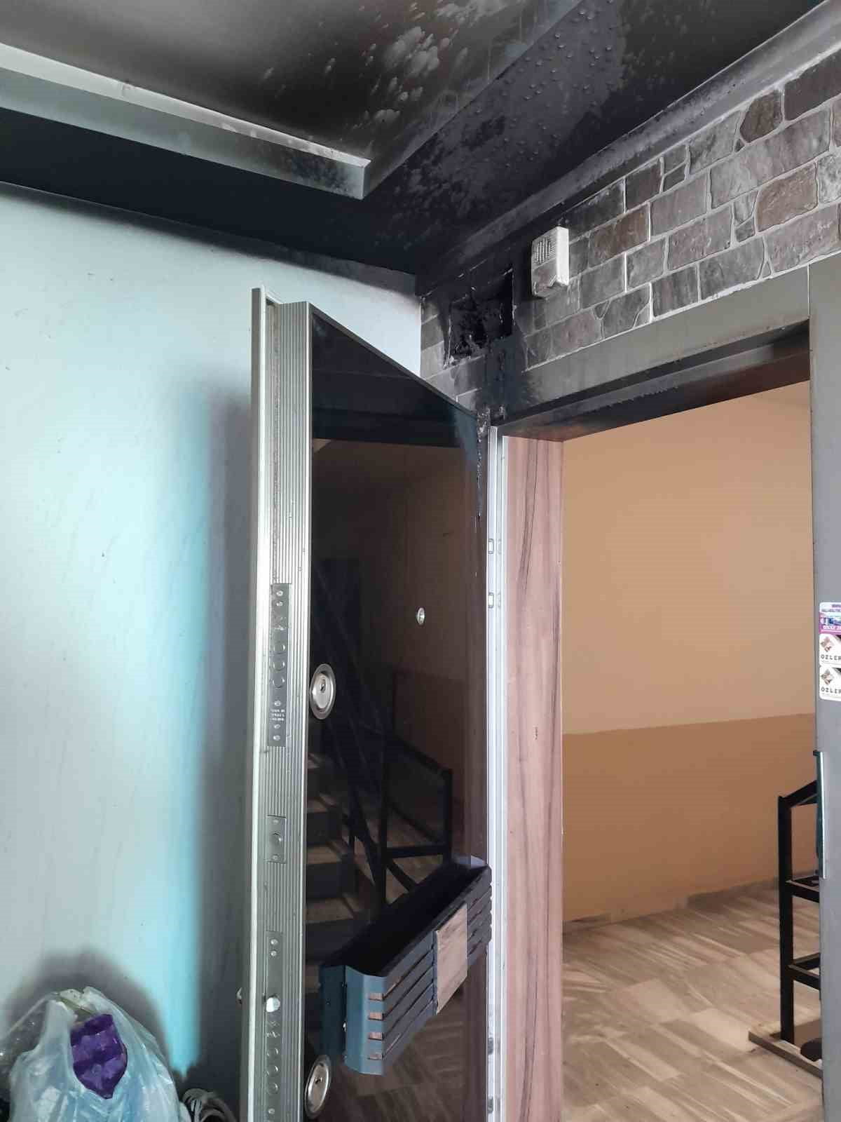 ALANYA İLÇESİNDE BİR APARTMAN DAİRESİNDE ÇIKAN YANGIN, DAİRE SAKİNLERİNİN MÜDAHALESİYLE BÜYÜMEDEN...