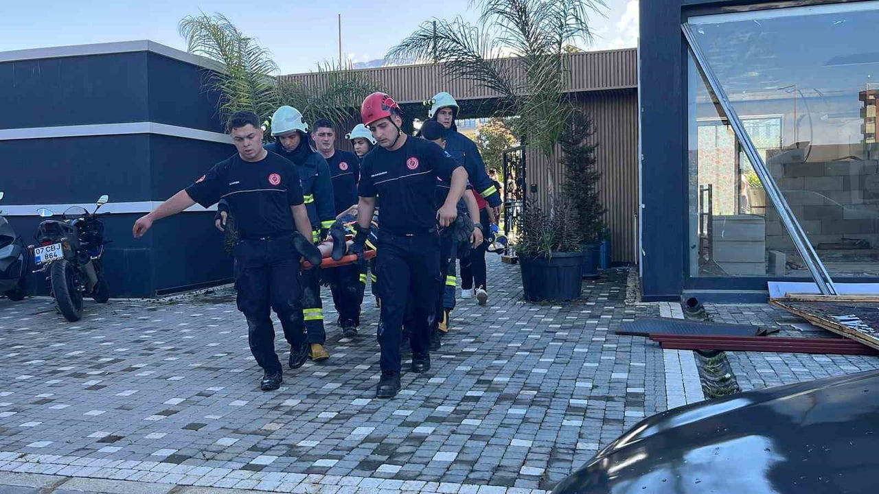 ALANYA İLÇESİNDE BİR SİTEDE BULUNAN DAİRENİN ASMA TAVANININ ÇÖKMESİ SONUCU 2 KİŞİ HAFİF...