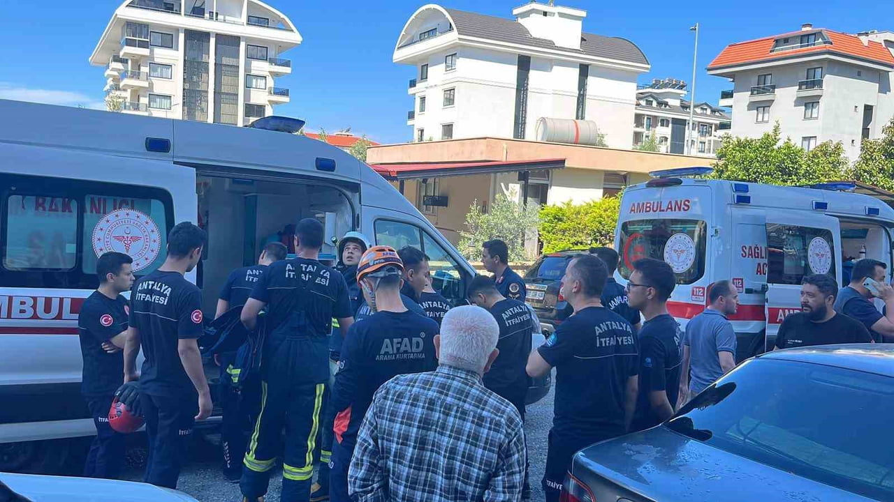 ALANYA İLÇESİNDE BİR SİTEDE BULUNAN DAİRENİN ASMA TAVANININ ÇÖKMESİ SONUCU 2 KİŞİ HAFİF...