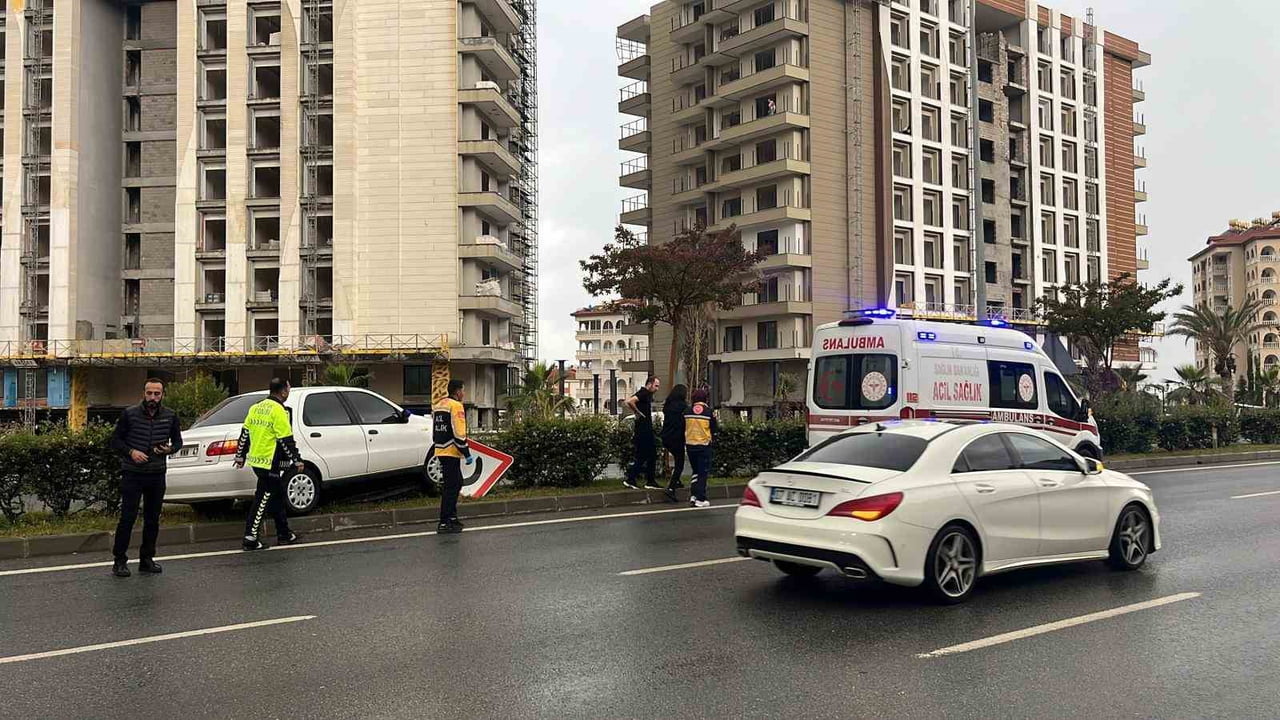 ALANYA İLÇESİNDE KONTROLDEN ÇIKAN OTOMOBİL REFÜJE ÇIKTI