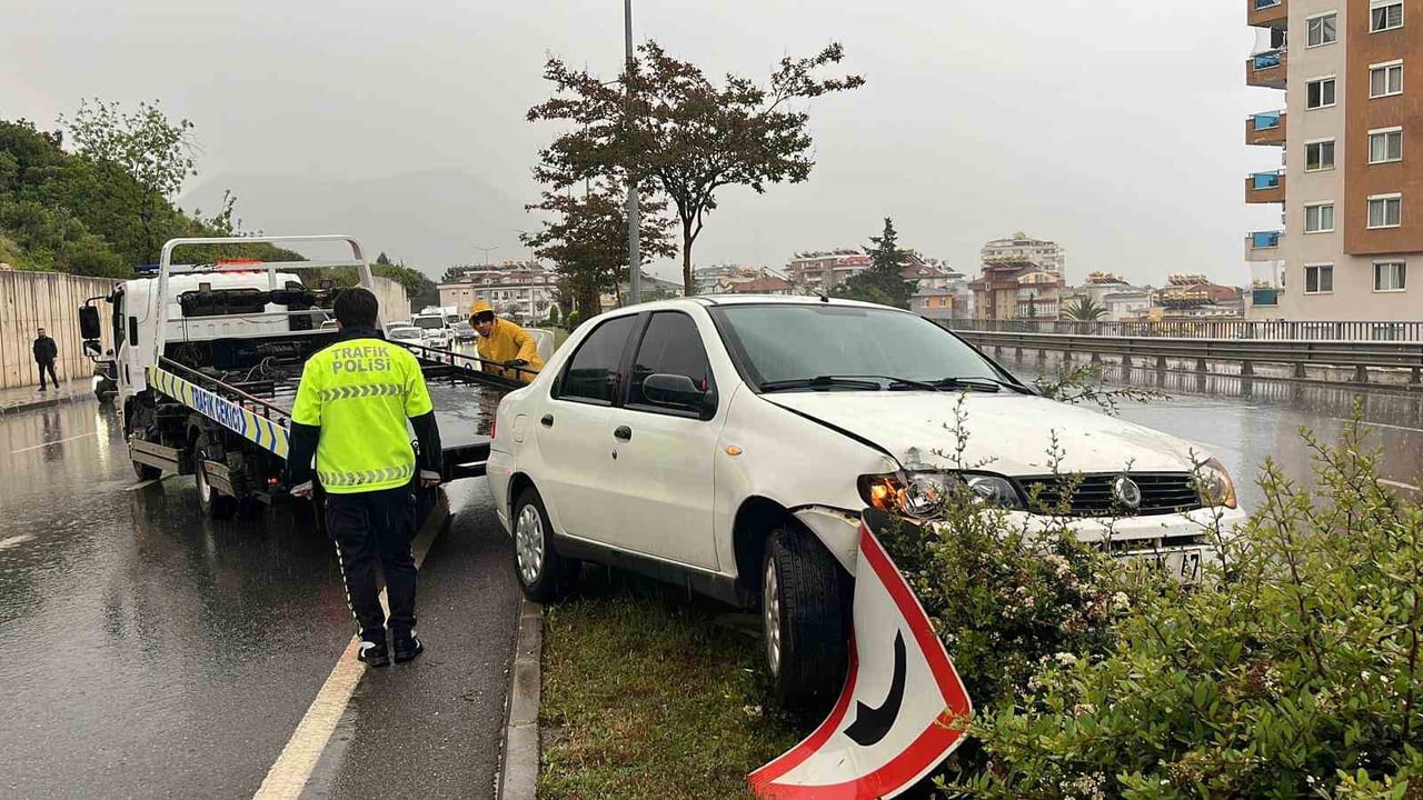 ALANYA İLÇESİNDE KONTROLDEN ÇIKAN OTOMOBİL REFÜJE ÇIKTI