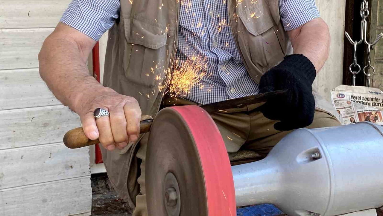 ALAŞEHİR’DE 34 YILDIR BIÇAK BİLEME İŞİ YAPAN MUSTAFA SARGIN, HER YIL OLDUĞU GİBİ BU YIL DA MURAT...