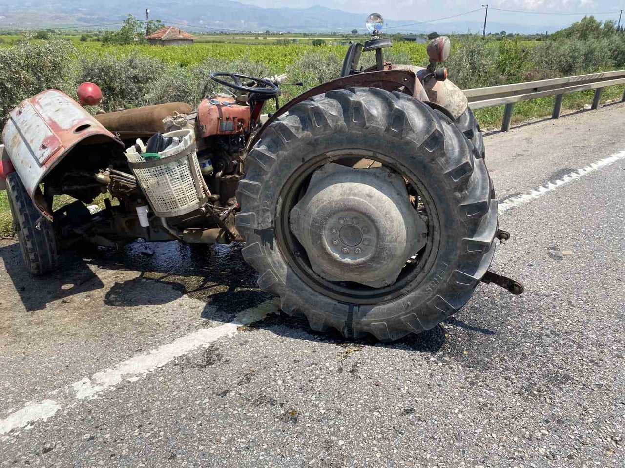 ALAŞEHİR İLÇESİNDE HAFİF TİCARİ ARACIN TRAKTÖR RÖMORKUNA ARKADAN ÇARPMASI SONUCU MEYDANA GELEN...