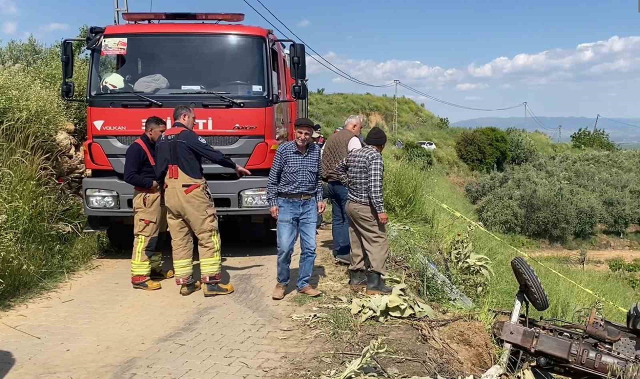 ALAŞEHİR İLÇESİNDE TRAKTÖRÜN UÇURUMA YUVARLANMASI SONUCU SÜRÜCÜ HAYATINI KAYBETTİ