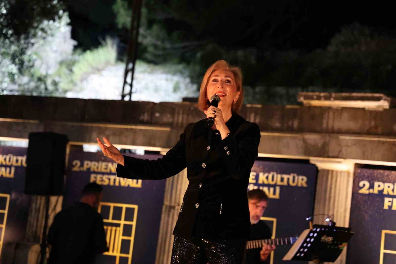 ALEXANDRA GRAVAS SÖKE'DE SAHNE ALDI