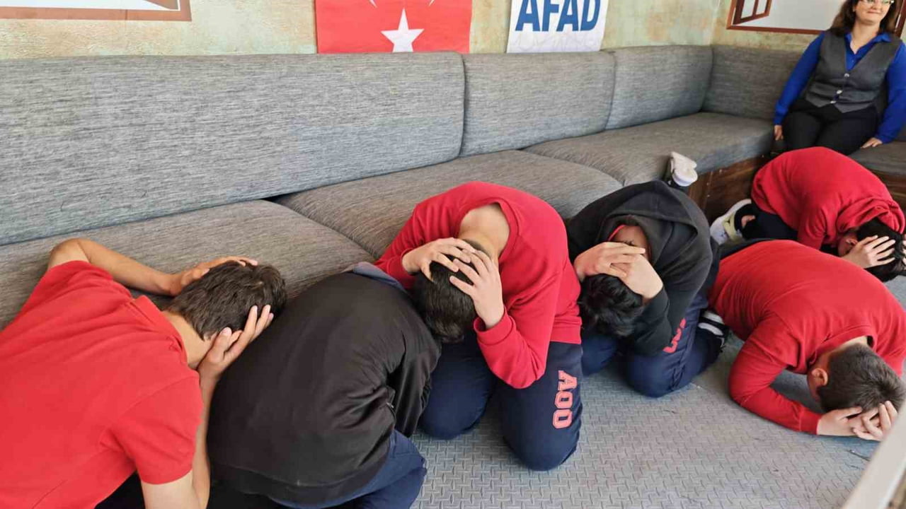 ALİAĞA’DA DEPREM SİMÜLASYON TIRI VATANDAŞLARLA BULUŞTU