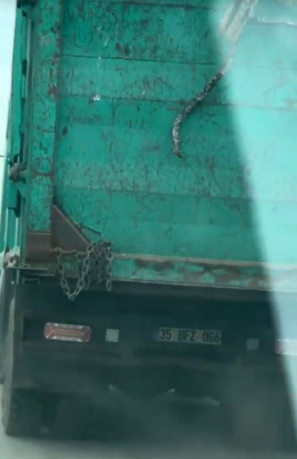 ALİAĞA İLÇESİNDE KASASINDAN DIŞARI TAŞAN DEVASA HURDA PARÇALARIYLA TRAFİĞE ÇIKAN BİR KAMYON ADETA...