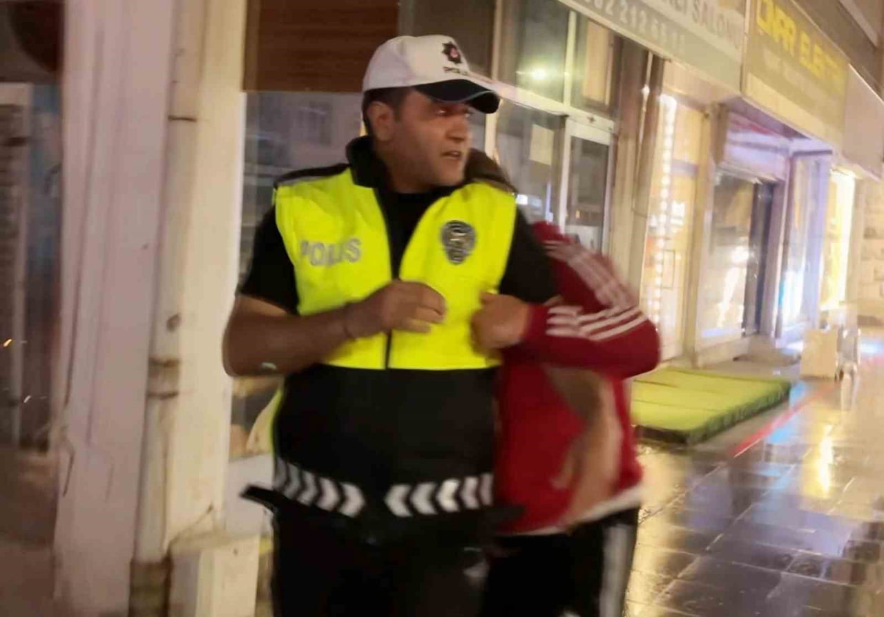 ALKOLLÜ SÜRÜCÜ POLİS MEMURUNUN ARKASINA GEÇİP SARILAN SÜRÜCÜ KENDİNİ KAMUFLE ETMEYE...