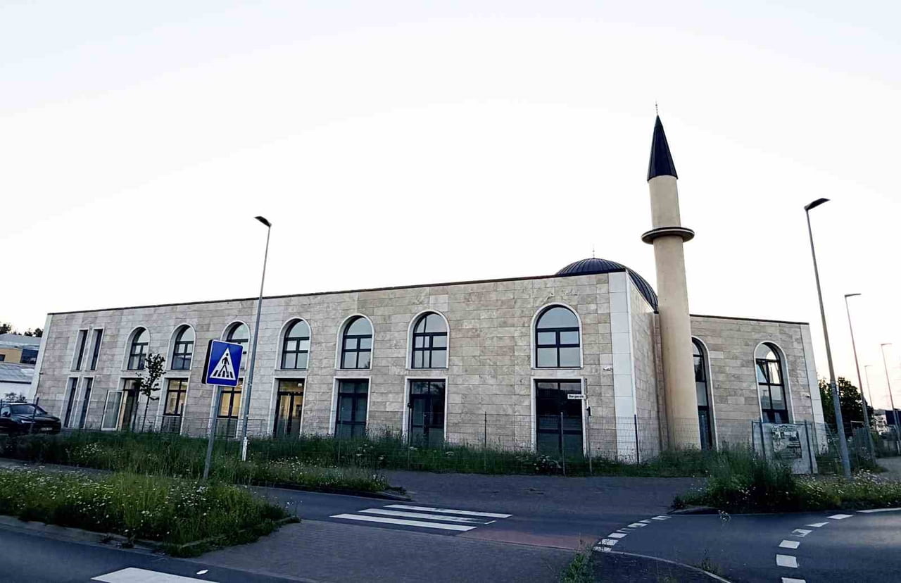 ALMANYA’NIN BRÜHL KENTİNDE YAŞAYAN MÜSLÜMANLAR, KURBAN BAYRAMI NAMAZI İÇİN SABAHIN ERKEN...