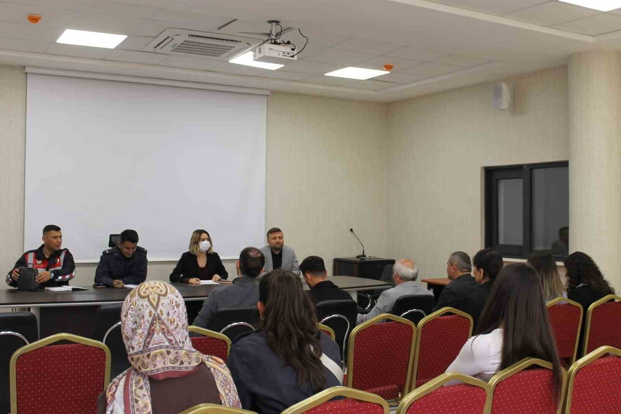 ALTINTAŞ’TA OKUL GÜVENLİĞİ ÜZERİNE DEĞERLENDİRME TOPLANTISI