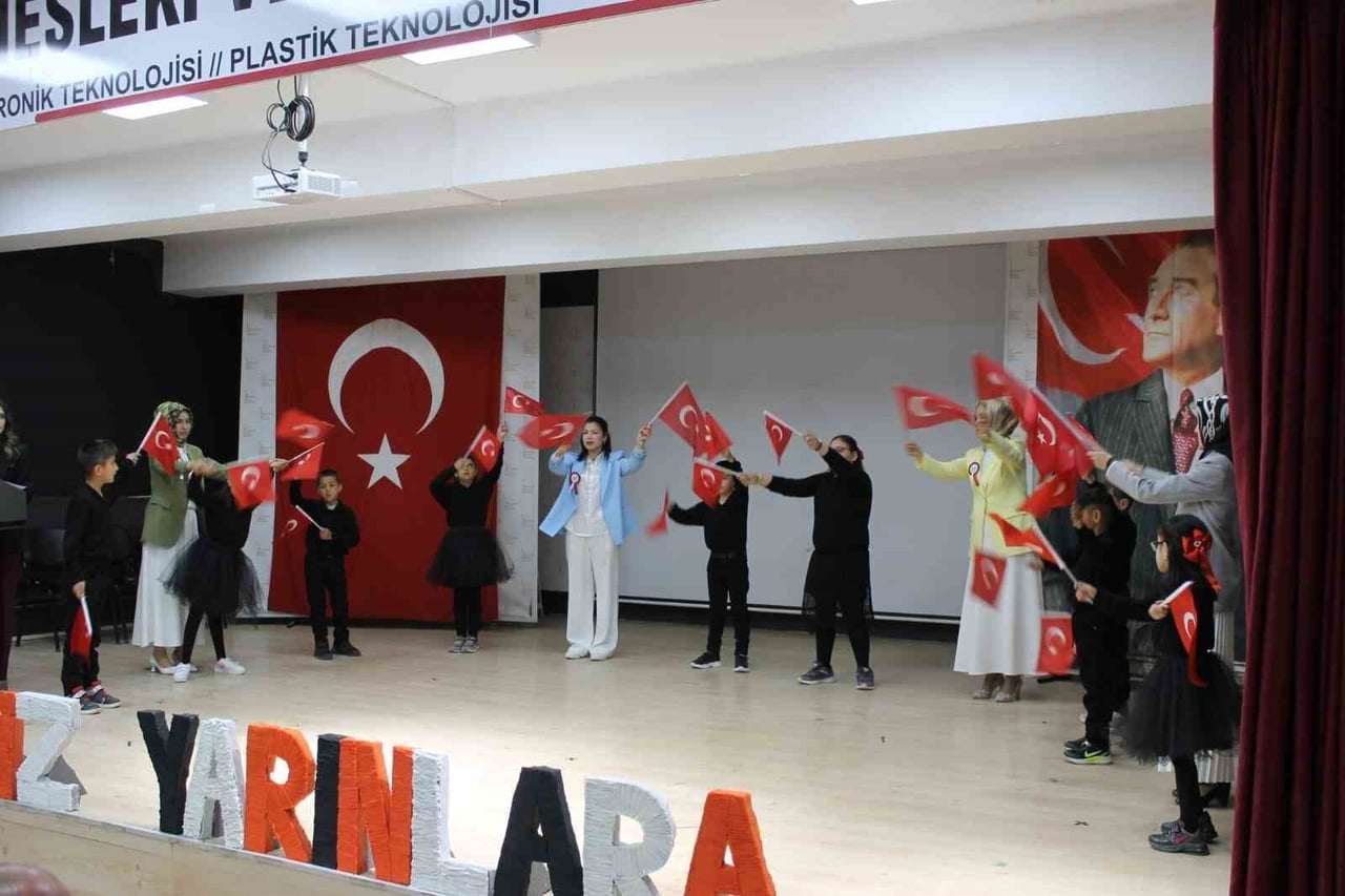 ALTINTAŞ’TA ÖZEL ÖĞRENCİLER EKİP ARAÇLARIYLA İLÇEYİ GEZDİ