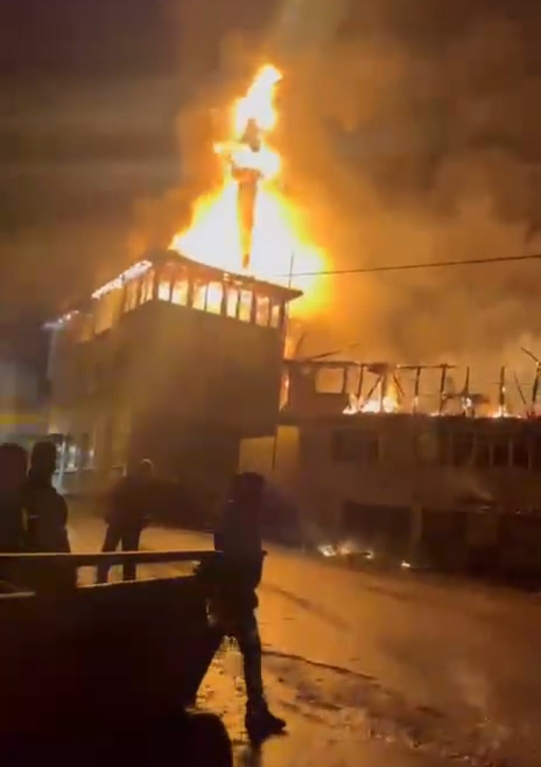 AMASRA'DA BİR EVDE ÇIKAN YANGIN KÖY KONAĞI VE CAMİYE SIÇRADI