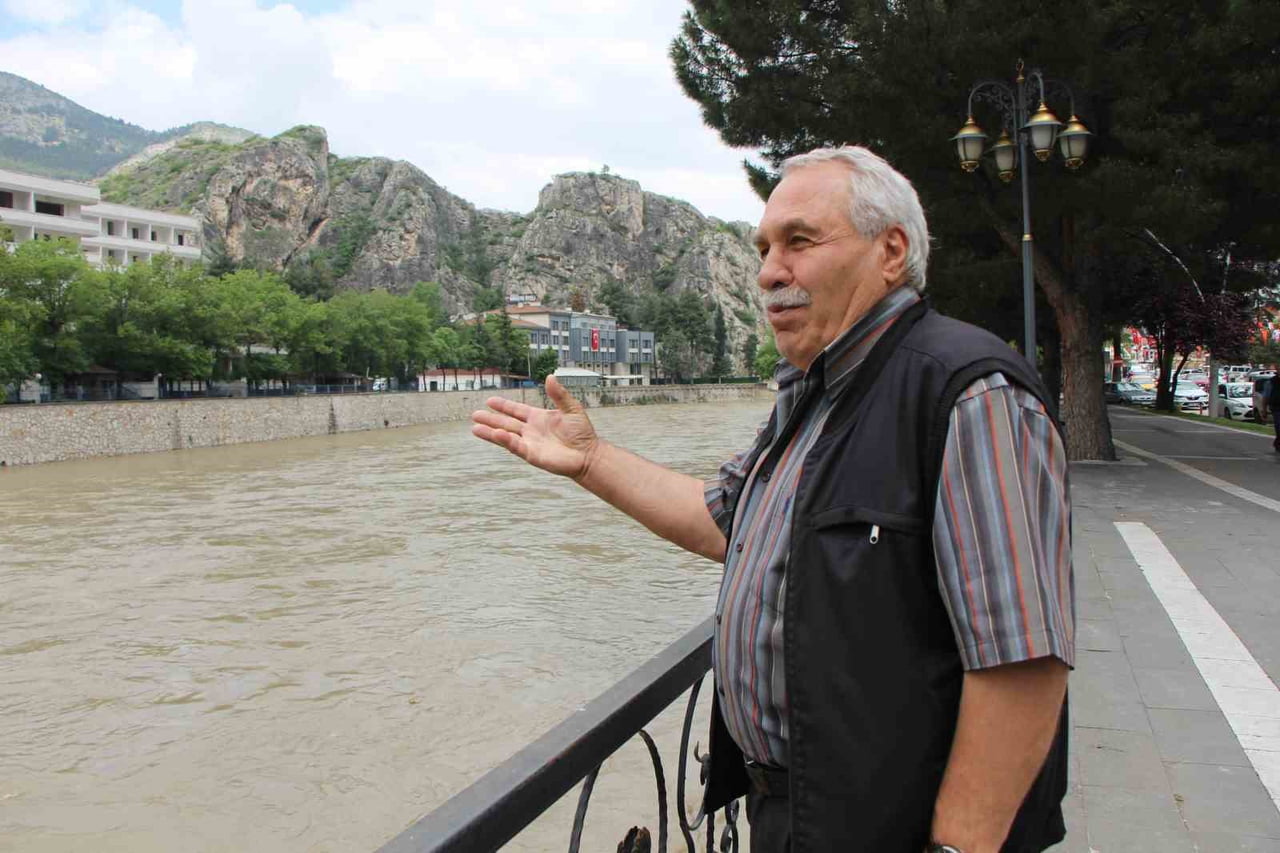 AMASYA'DA BİR HAFTA ÖNCE TAŞKINLARIN YAŞANDIĞI YEŞİLIRMAK NEHRİ'NDE BUGÜN SANİYEDE GEÇEN SU...