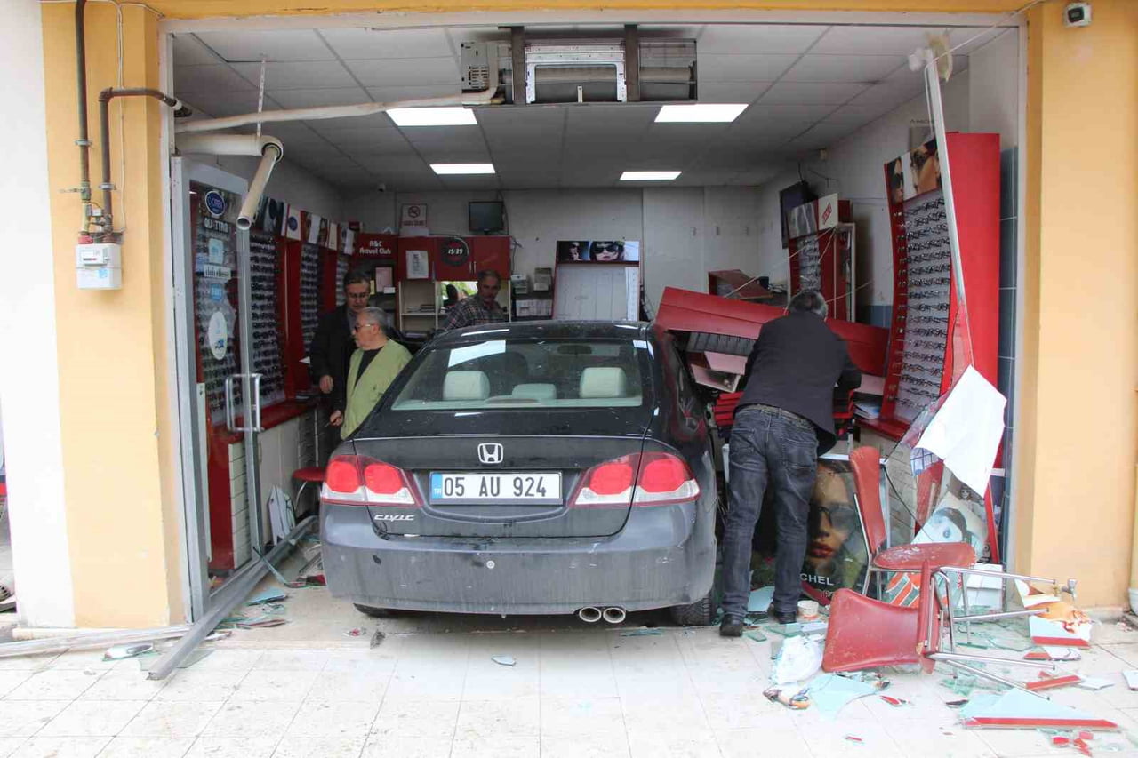 AMASYA'DA SÜRÜCÜSÜNÜN FREN YERİNE GAZA BASTIĞI OTOMOBİL, GÖZLÜKÇÜYE DALDI. ÇAY İÇMEK İÇİN...