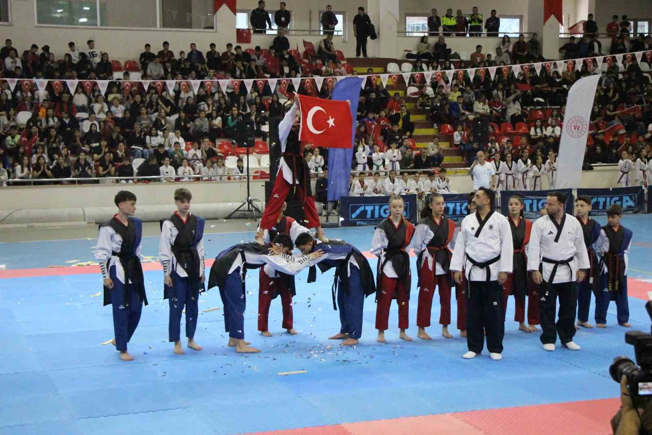 AMASYA’DA, 19 MAYIS ATATÜRK’Ü ANMA, GENÇLİK VE SPOR BAYRAMI SEVİNÇLE KUTLANDI.