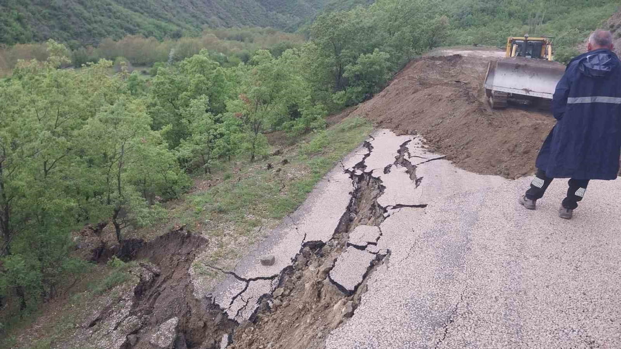 AMASYA’DA BİR KÖY YOLUNDA YAĞIŞLAR SONRASI HEYELAN OLUŞTU. YOLUN 200 METRELİK KISMINDA OLUŞAN...
