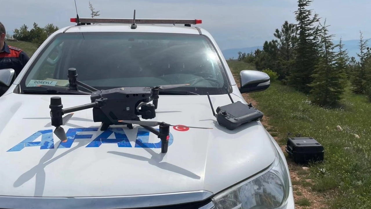AMASYA’DA BİR KÖYDE KAYBOLAN KOYUN SÜRÜSÜ, AFAD’IN DRONUNUN DEVREYE GİRMESİYLE BULUNDU.