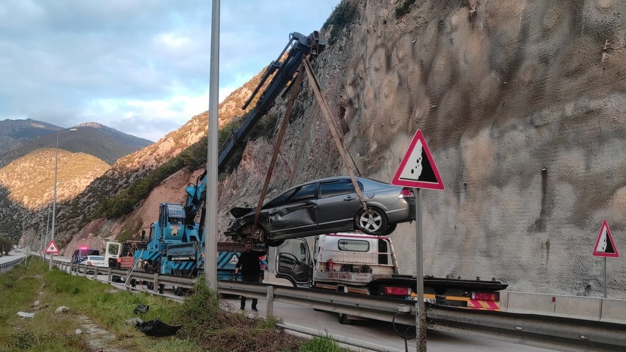 AMASYA’DA TÜNELDE SEYİR HALİNDEYKEN KONTROLDEN ÇIKAN OTOMOBİL BARİYERLERE ÇARPTI. KAZADA SÜRÜCÜ...