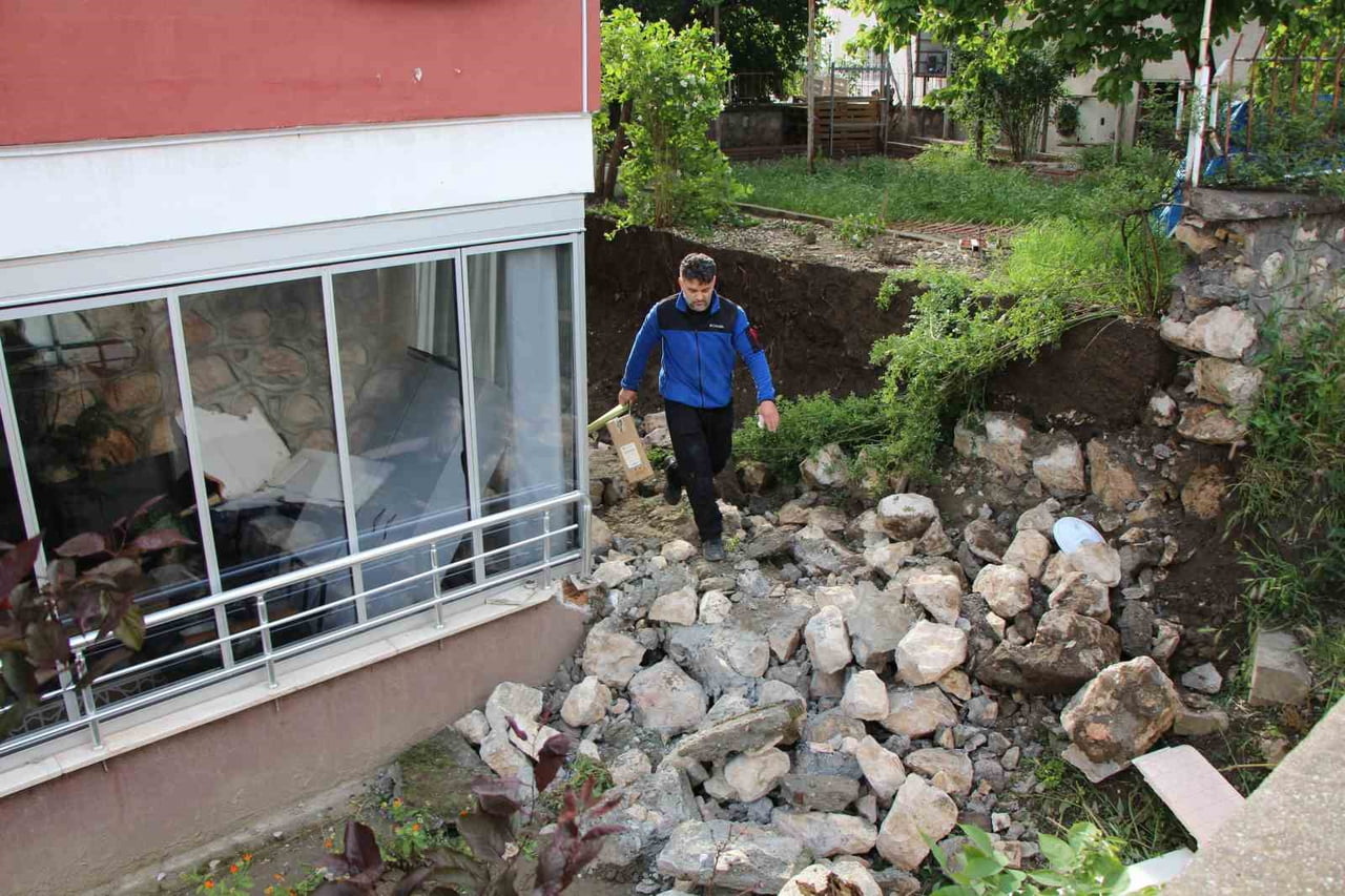 AMASYA MERKEZ ŞEYHCUİ MAHALLESİ’NDE BİR BİNANIN BAHÇE DUVARI YAN BİNA OLAN 5 KATLI GÜMÜŞ...