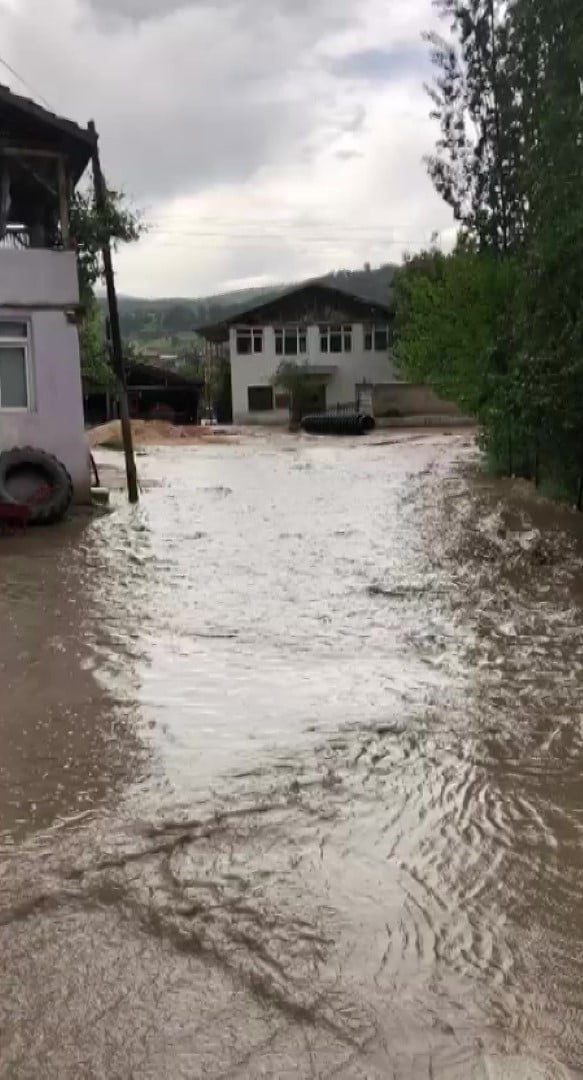 AMASYA’NIN KARAŞAR KÖYÜNDE ETKİLİ OLAN ŞİDDETLİ SAĞANAK YAĞIŞ SELE NEDEN OLDU. KÖYÜN İÇİ DEREYE...